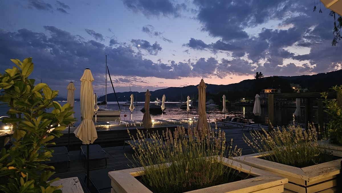 Abendstimmung an der Seeterrasse mit Segelbooten