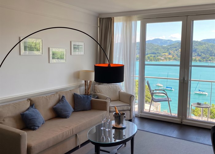 Gekühlter Champagner mit zwei Gläsern in der Suite