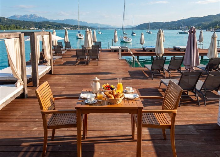 Später Frühstück auf der Seeterrasse