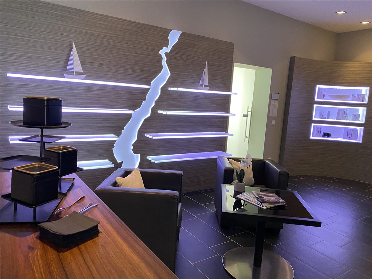 Spa-Empfang mit beleuchteter Wörthersee-Silhouette