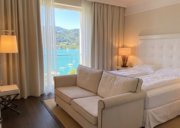 Suite mit Seeblick und großem Bett