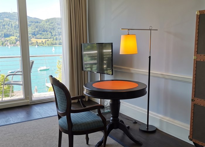 Zwei-Zimmer-Suite mit Wohnzimmer und Schlafzimmer