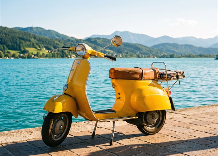Gelbe Vespa an der Seepromenade